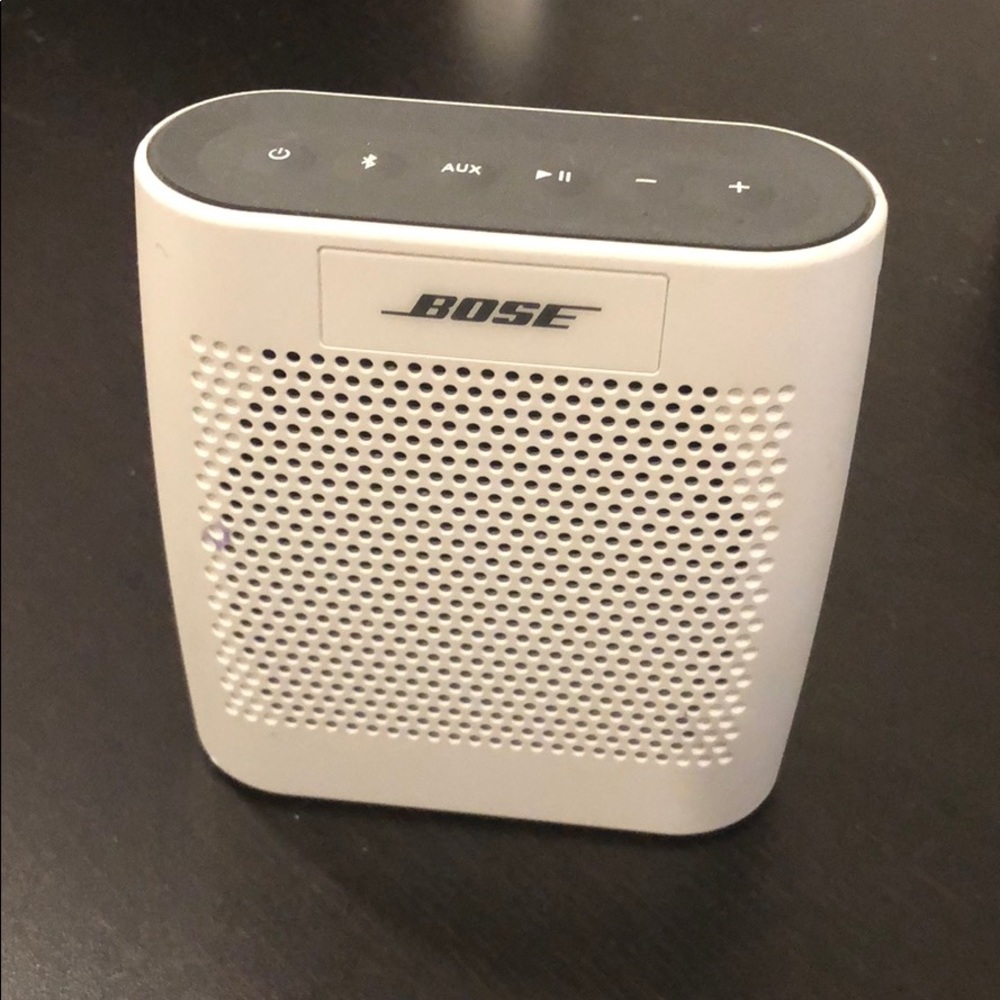 White Wireless Bluetooth speaker Bose Soundlink